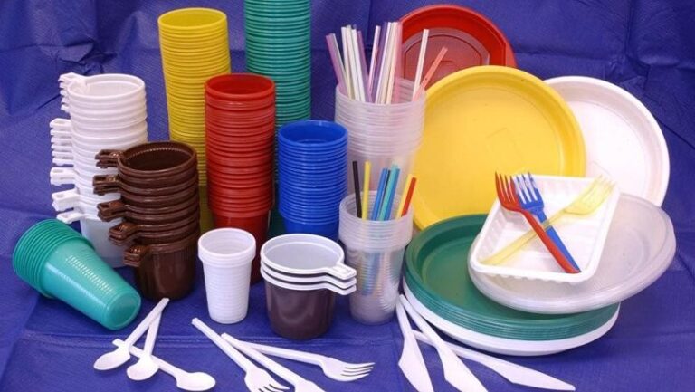 VINERI ÎNCEPE REVOLUȚIA VERDE EUROPEANĂ: Amenzi de 25 mii euro pentru vesela din plastic de unică folosință